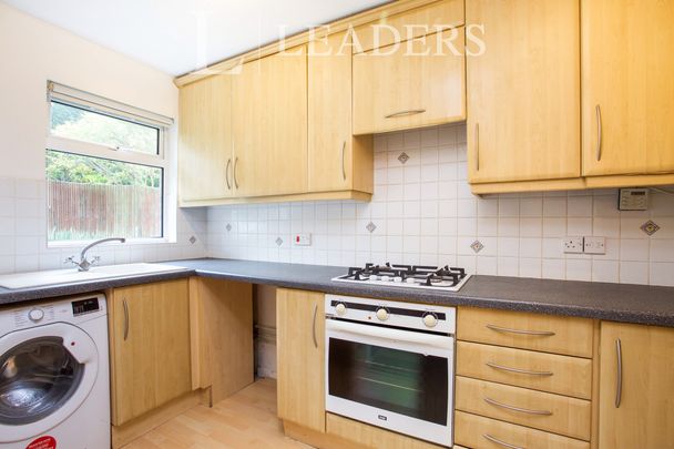 2 bedroom house to rent Wych Hill Park, Woking, GU22 - Photo 1