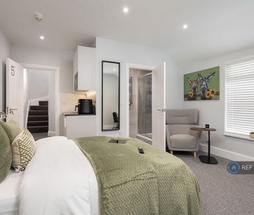 1 bedroom in a house share to rent - Photo 2