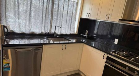 Modern 4 Bedroom Home – Walk to The Plaza - Photo 2