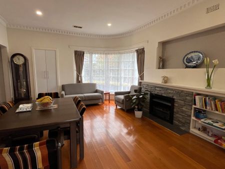3 Bedroom Art Deco Home - Photo 4