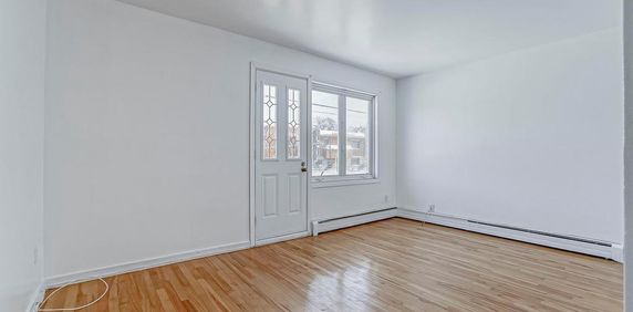 grand 4 1/2 haut de triplex tout près de la rivière et à une rue du boulevard Gouin - Photo 2