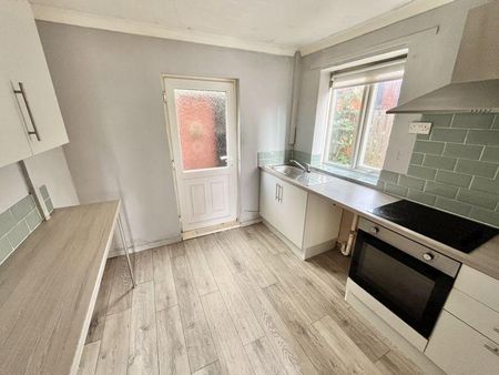 3 bedroom semi-detached house to rent - Photo 3