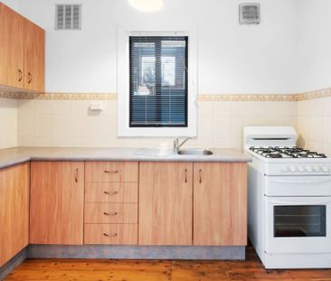 6 MONTH LEASE ONLY! OVERSIZED ONE BEDROOM APARTMENT IN AN ART DECO ... - Photo 3