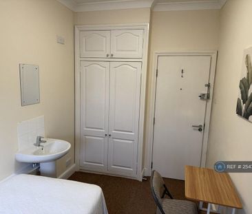 1 bedroom in a flat share to rent - Photo 6