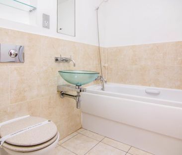 1 bedroom in a flat share to rent - Photo 3