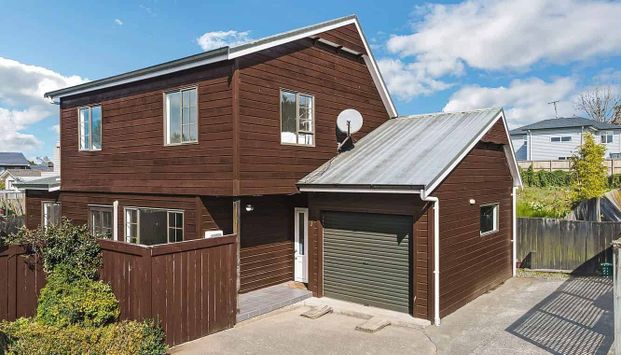 Charming Remuera 3BR & 2BTH Stand-alone Townhouse! - Photo 1