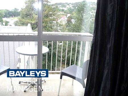 Ensuite Room in walking distance of Gardens - Photo 3