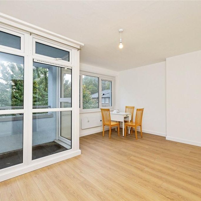 3 bedroom flat to rent - Photo 1