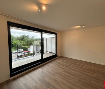 Modern appartement met zonnig terras en autostaanplaats - Photo 1