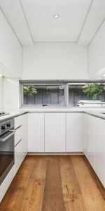 Fully furnished three-bedroom townhouse in Zetland! - Photo 3