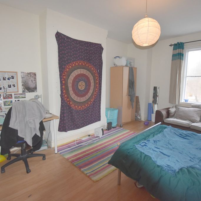 3 Bedroom Flat - Photo 1