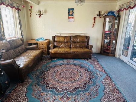 3 Bed Detached House, Imperial Drive, HA2 - Photo 2