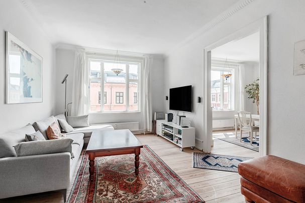 Skøn møbleret lejlighed med stor altan - Photo 1