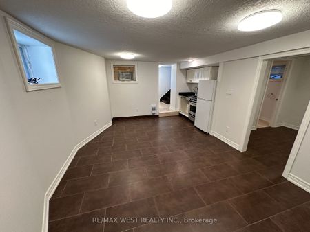 Detached Home For Lease | W8129362 - Photo 5