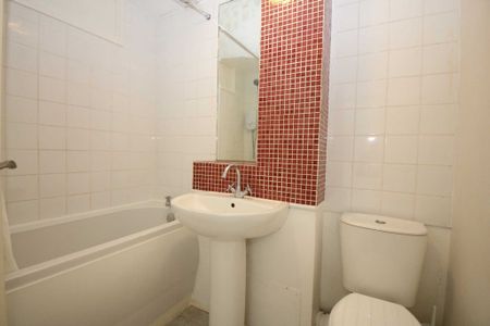 2 bed Flat for rent - Photo 5