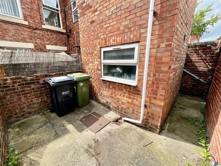 3 bedroom flat to rent - Photo 2