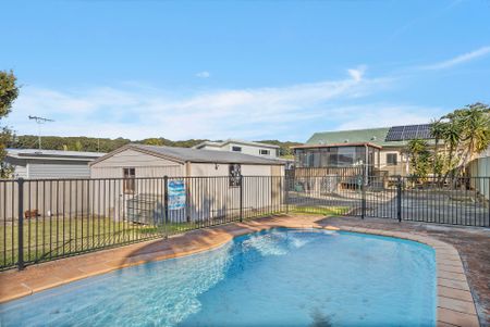 Perfectly located within walking distance to Beach, Schools, Transport with an inground pool & double detached garage! - Photo 3