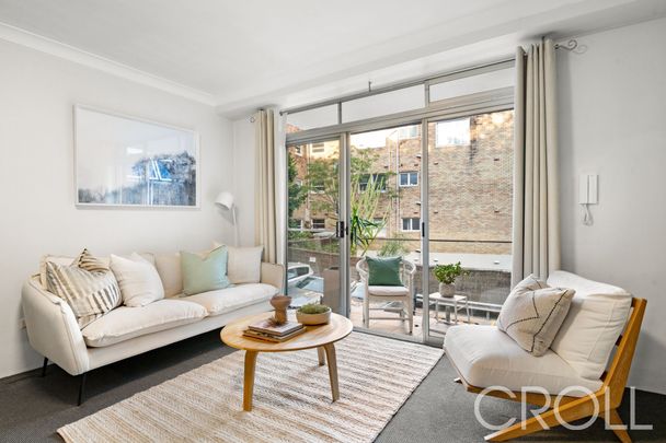 Light & Bright Renovated One Bedroom Apartment - Photo 1