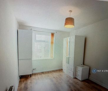 3 bedroom flat to rent - Photo 3