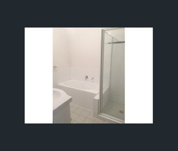 Modern 3 bedroom with ensuite - Photo 3