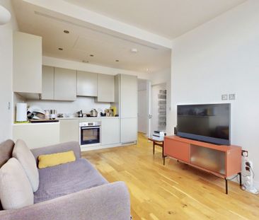 Western Avenue, UB6, Greenford - Photo 1