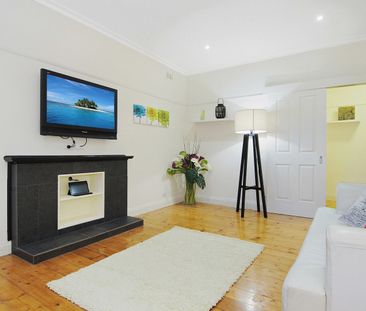 Charming 2-3 Bedroom Home with Private Courtyard - Photo 4