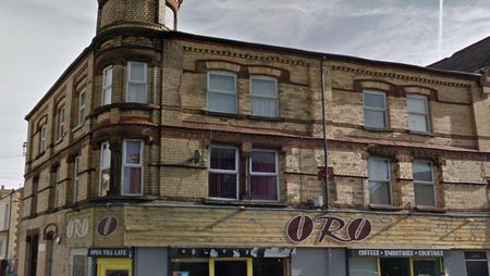 2 bedroom flat to rent - Photo 2
