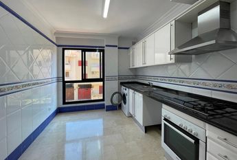 Apartamento primera planta sin amueblar, 3 dormitorios, parking, al lado del mar, El Molinar.