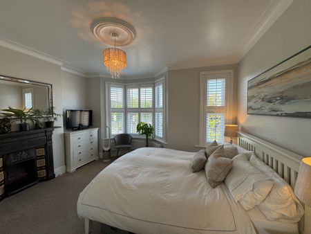 Beautifully Renovated 3-Bed Victorian Home in well-connected South London – 6 month let - Photo 3