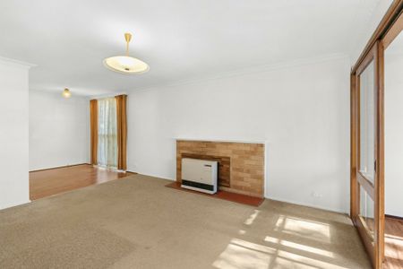 Neat & Tidy 3 Bedroom home with large backyard! - Photo 4