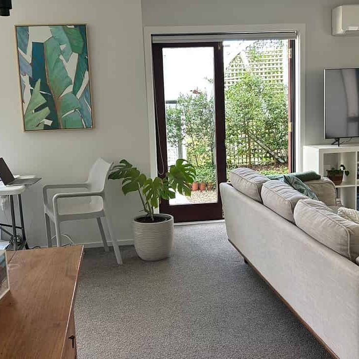Fully furnished 3 bedroom home, walk to city. - Photo 1