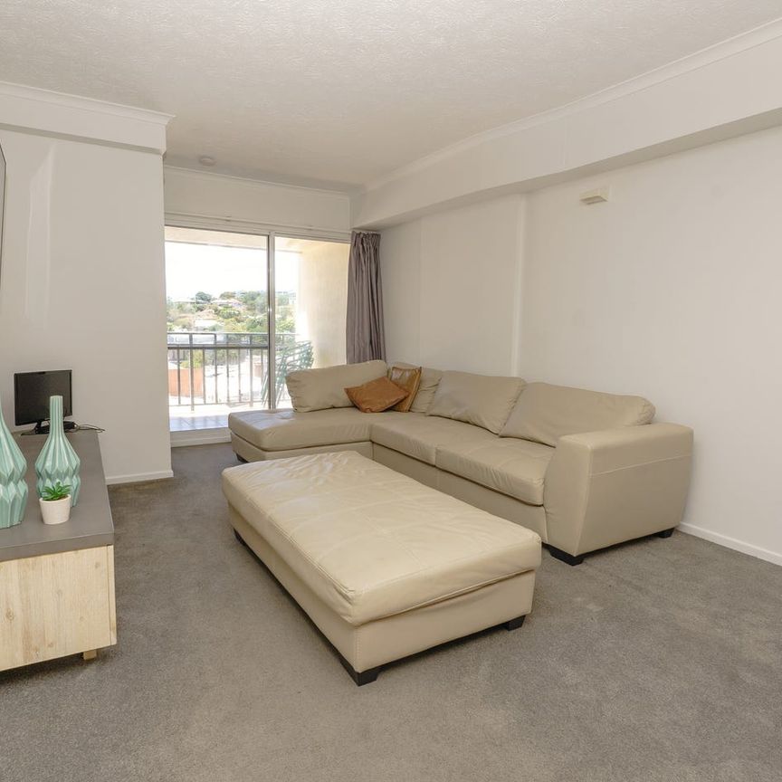 Prime Urban Living: Furnished 2-Bedroom Apartment in Townsville City - Photo 1