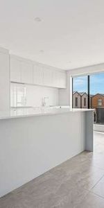 CITY CENTRE – 3 BEDROOM, 2 BATHROOM, SINGLE GARAGE - Photo 3