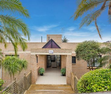 Oversized apartment with sweeping water views - Photo 4