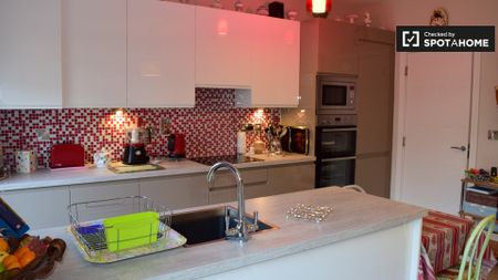 Room to rent in 4-bedroom house in Balgriffin, Dublin - Photo 5