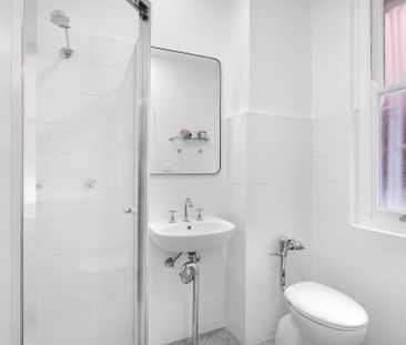 Oversized Renovated Studio - Photo 5