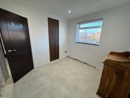 TouchwoodHallClose, SOLIHULL - Photo 3