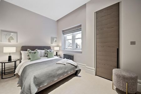 An excellent property in Kensington Court, W8. - Photo 5