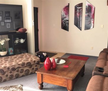 3 BEDROOM - SINGLE LEVEL - DOUBLE GARAGE - Photo 5