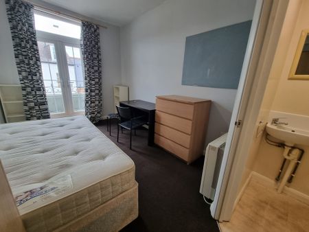 5 Bed Student Accommodation - Photo 4