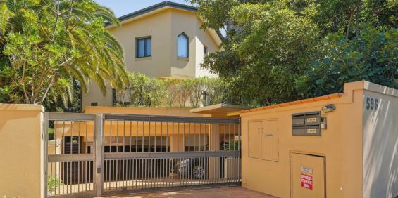 MODERN TOWNHOUSE IN CONVENIENT LOCATION! - Photo 3