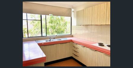 Large 2 Bedroom Unit in Convenient Location - Photo 5