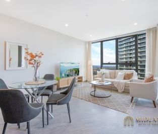 Luxurious One-Bedroom Apartment with Expansive Study and Stunning H... - Photo 1