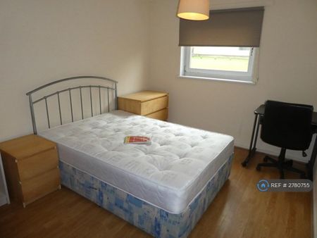 3 bedroom flat to rent - Photo 5