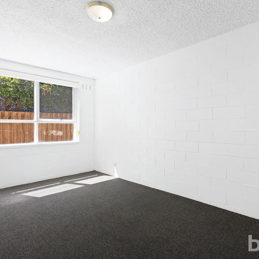 Renovated, Spacious Ground Floor 2 Bedroom Apartment! - Photo 1