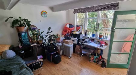 WELL PRESENTED STUDIO FLAT: - Photo 3