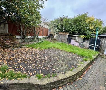 *** 3 BEDROOMS *** GOOD SIZED CORNER PLOT *** CONSERVATORY *** GAS ... - Photo 2