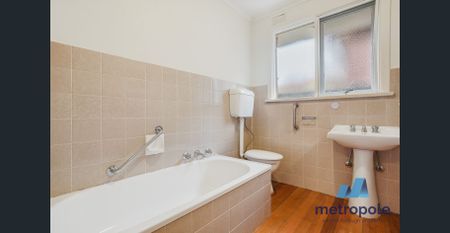 BEAUTIFULLY UPDATED VILLA IN PRIZED LOCATION - Photo 5