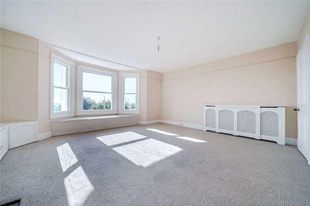 A lovely two bedroom apartment with impressive views and private parking - Photo 1