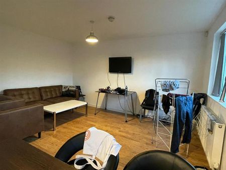 4 bedroom private hall to rent - Photo 2